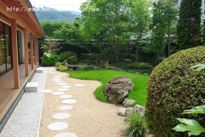 諏訪湖畔に建つ温泉旅館　萃 sui-諏訪湖の日本庭園